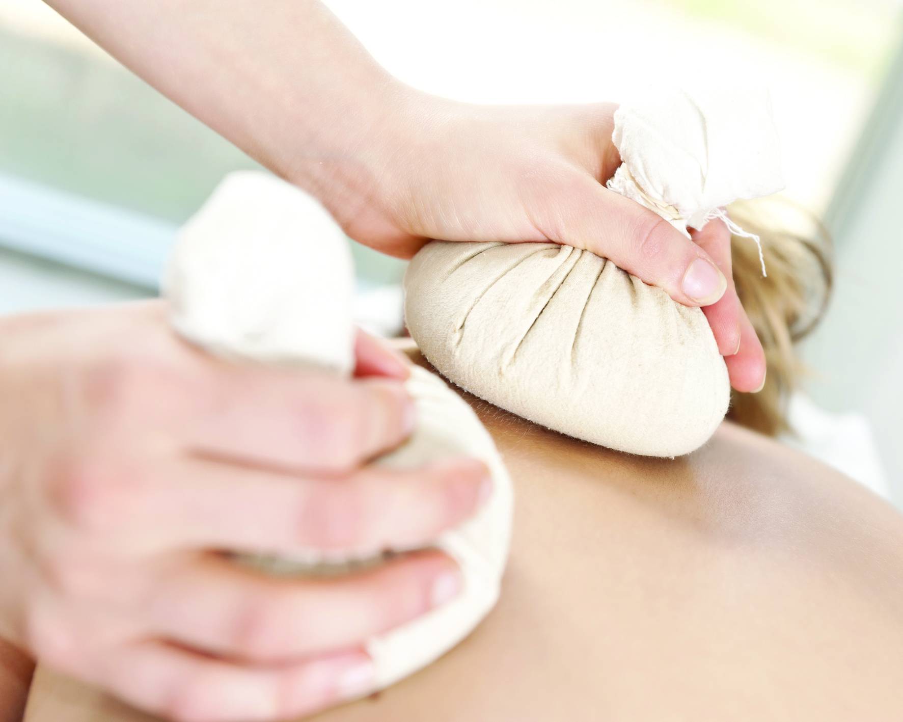 Frau erhält Heustempel Massage Ayurveda