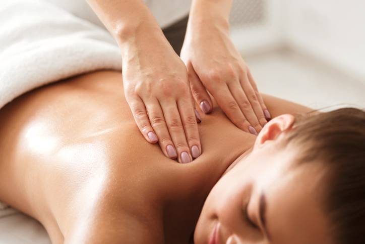Frau erhält Massage